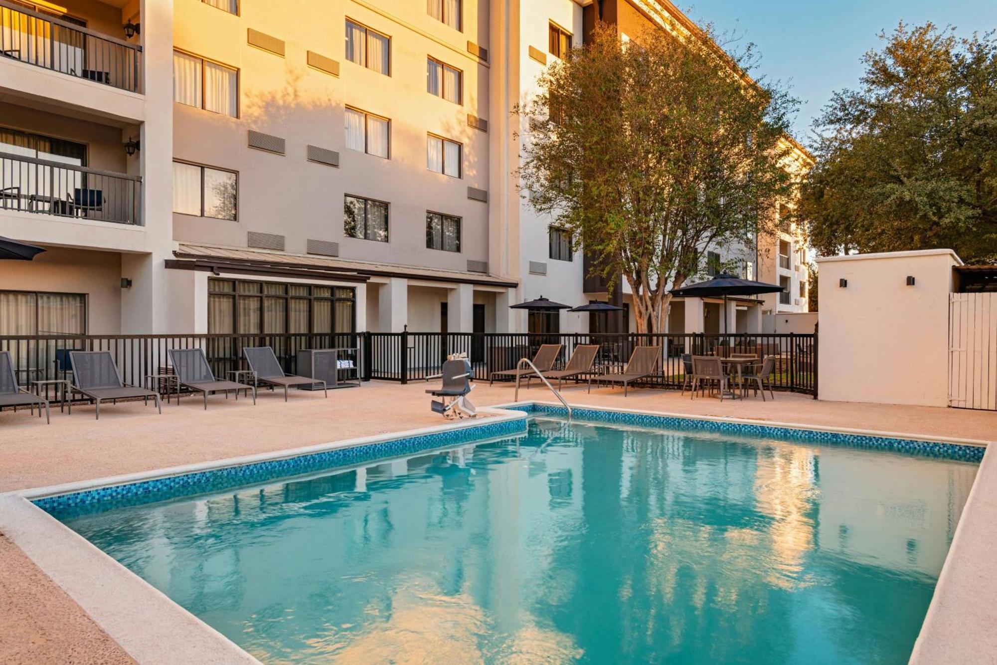 Courtyard Laredo Hotel Exterior foto